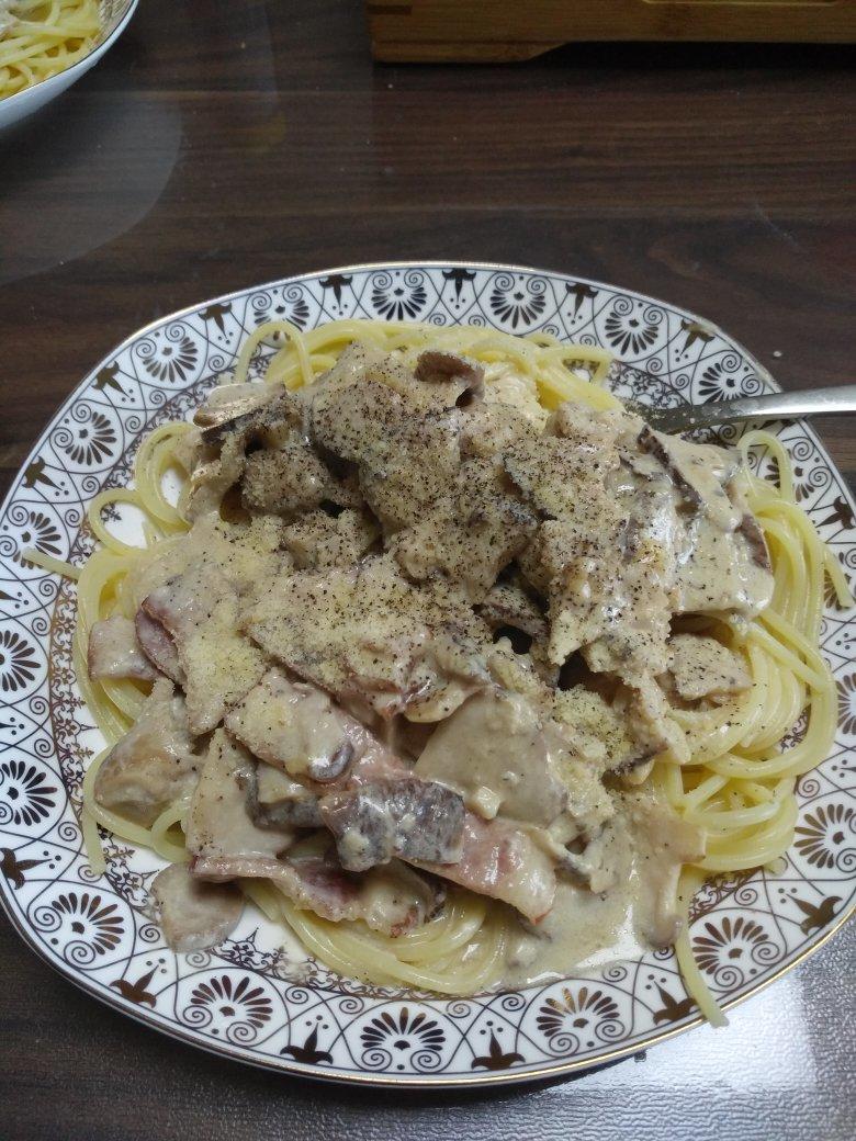 白蘑菇奶油培根意面