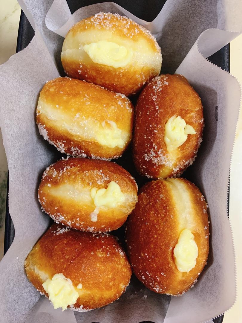 好吃到哭泣的甜甜圈VANILLA CREAM-FILLED DOUGHNUTS