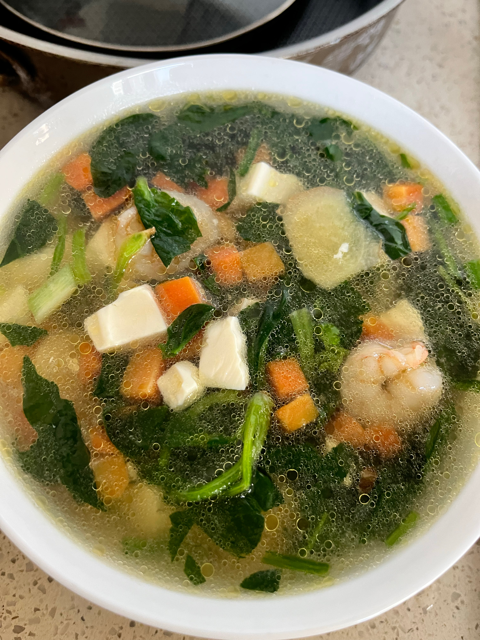 菠菜虾仁胡萝卜丁豆腐汤的做法