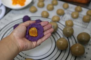 广式（蛋黄/板栗）紫薯月饼的做法 步骤14