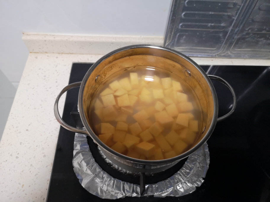 口感丰富的红薯鸡头米甜汤的做法 步骤2