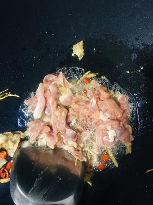 芹菜香干炒肉的做法 步骤3