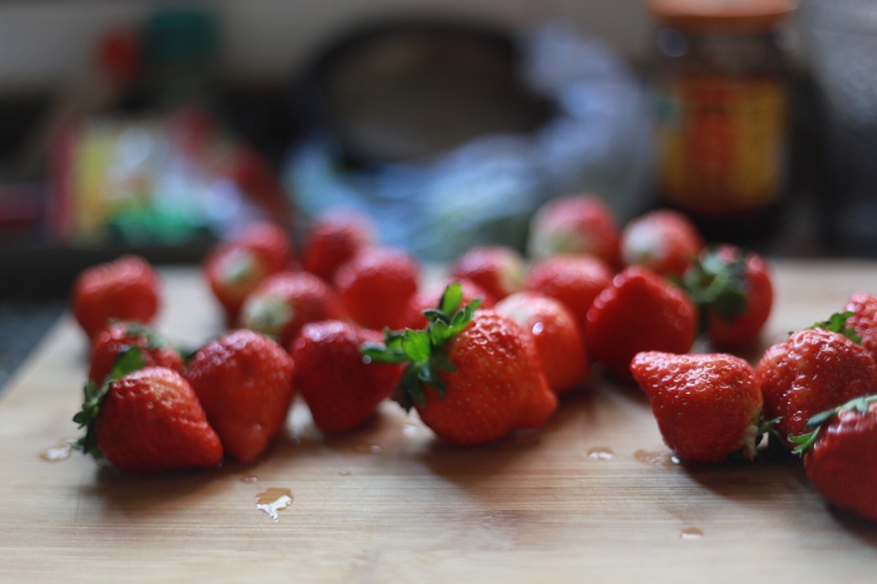 又到草莓季～～鲜奶草莓Cake的做法 步骤1