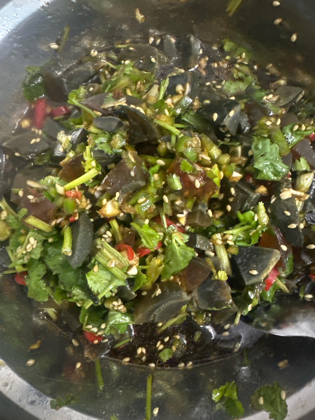 皮蛋的神仙吃法❗️好吃到爆的香菜拌皮蛋