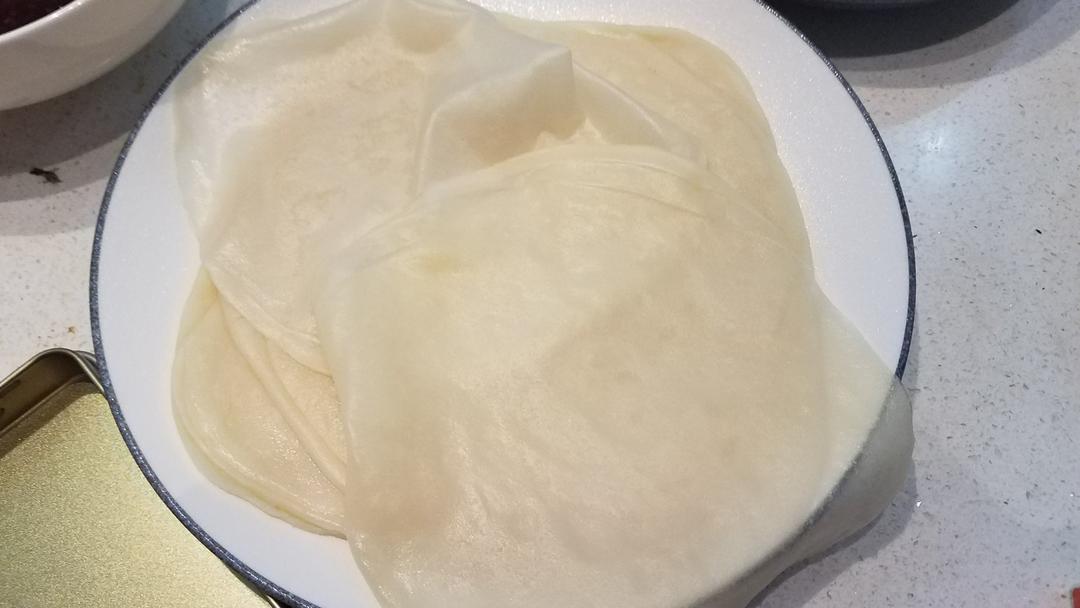 用买来的饺子皮就能做出好吃的春饼！