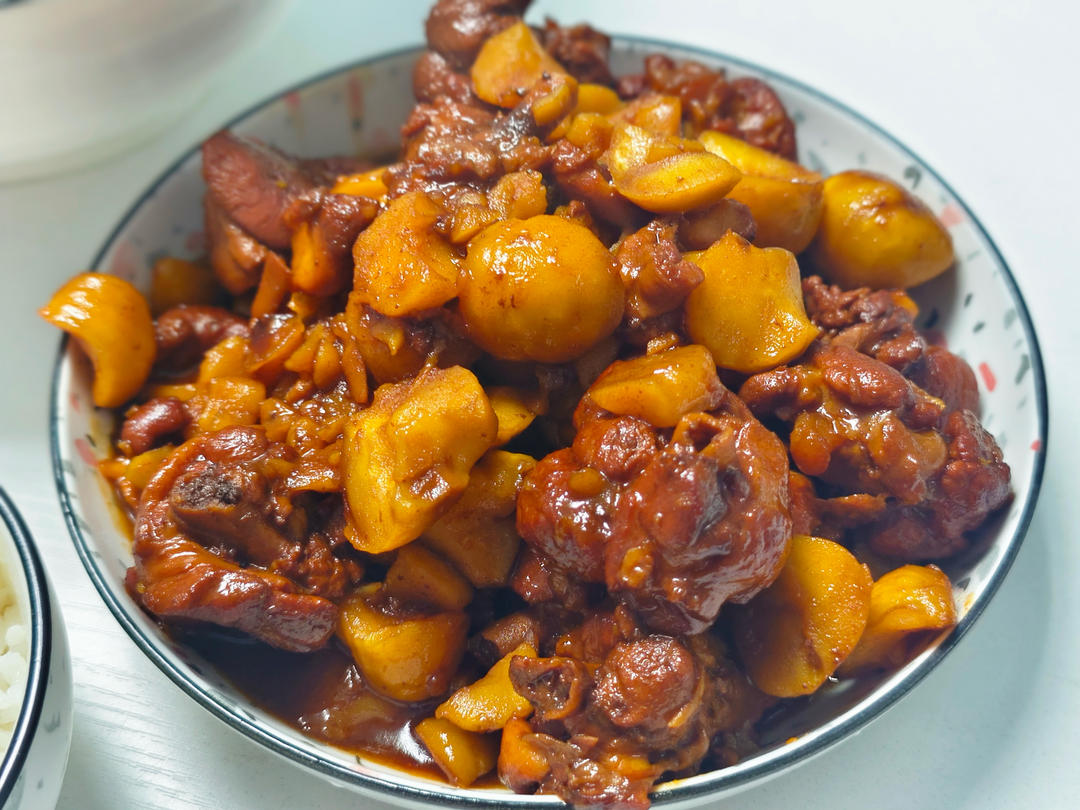 香甜软糯，汤汁浓郁的板栗烧鸡