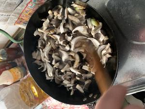 家常普通简单随意蘑菇炒肉的做法 步骤7