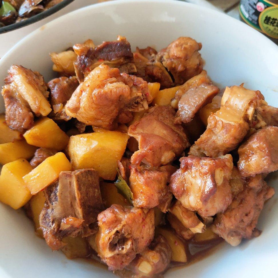 超简单但无敌好吃的排骨炖土豆