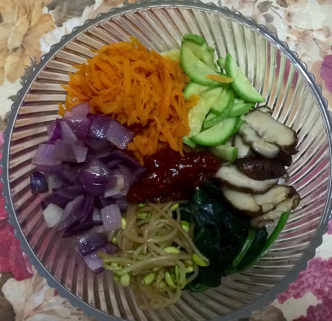 菜比饭多的韩式拌饭