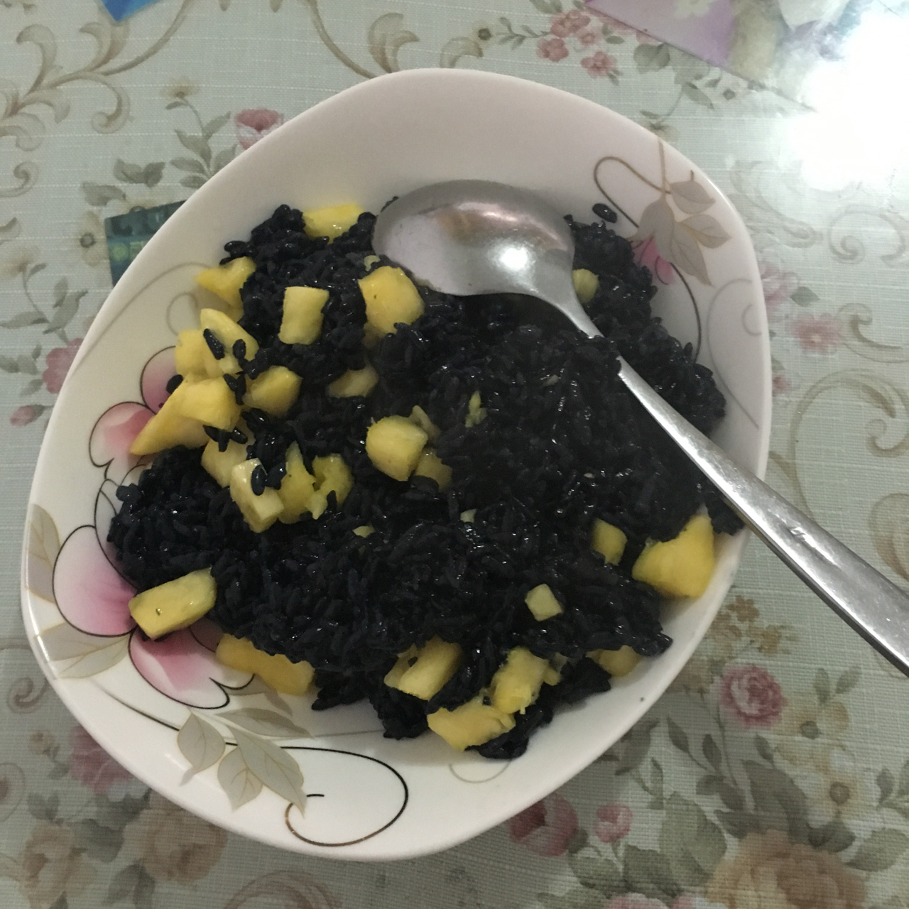 沐易ncr6做的菠萝乌米饭