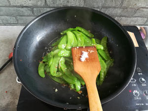 素炒荷兰豆的做法 步骤10