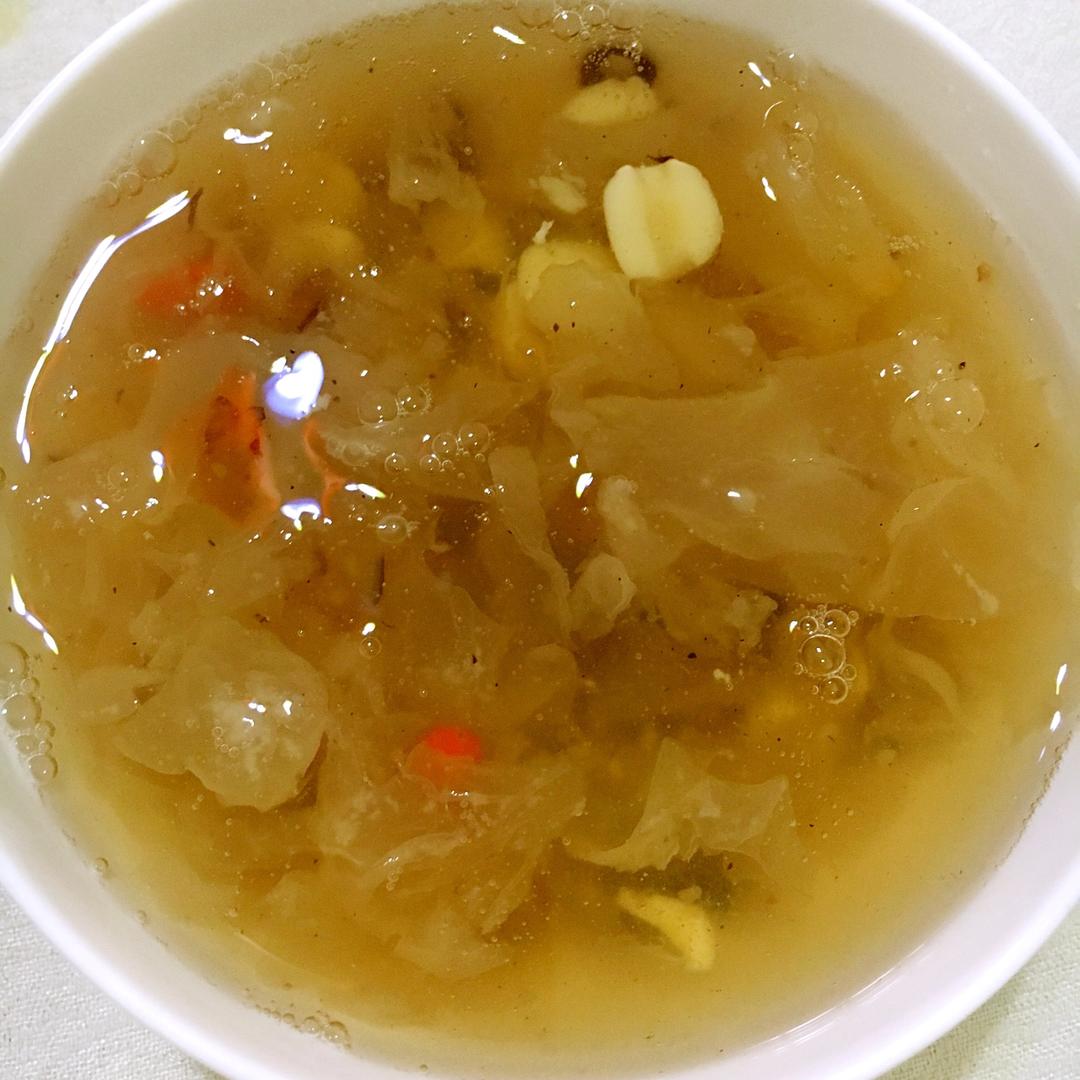 红枣莲子银耳羹