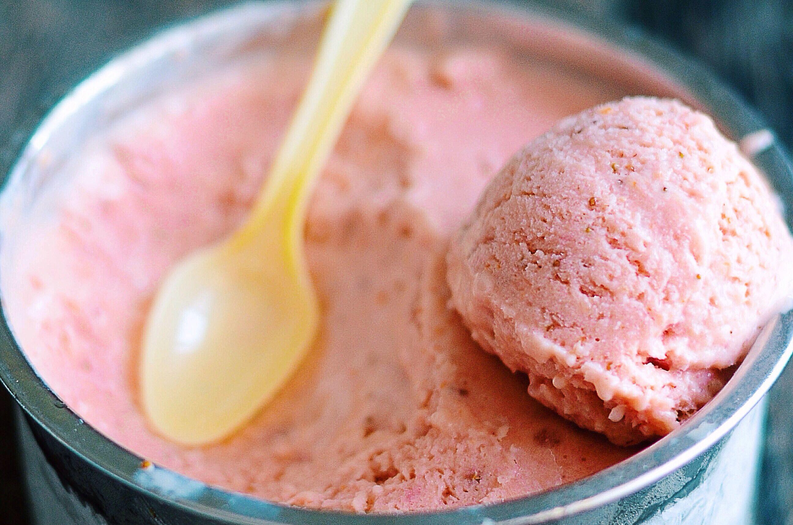 岛本熏の低脂不添加淡奶油【牛奶草莓冰淇淋】（冰淇淋机＆全手动版）的做法
