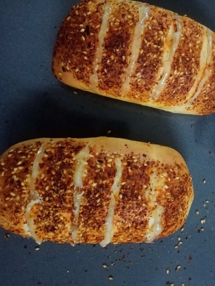 辣肉松脆肠面包