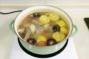胡萝卜玉米山药排骨汤的做法 步骤6