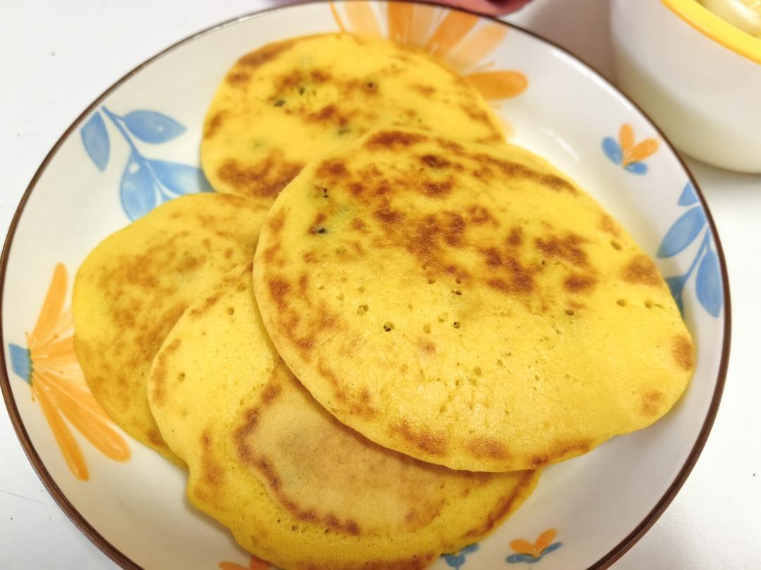 手不沾面做松软的玉米面小饼