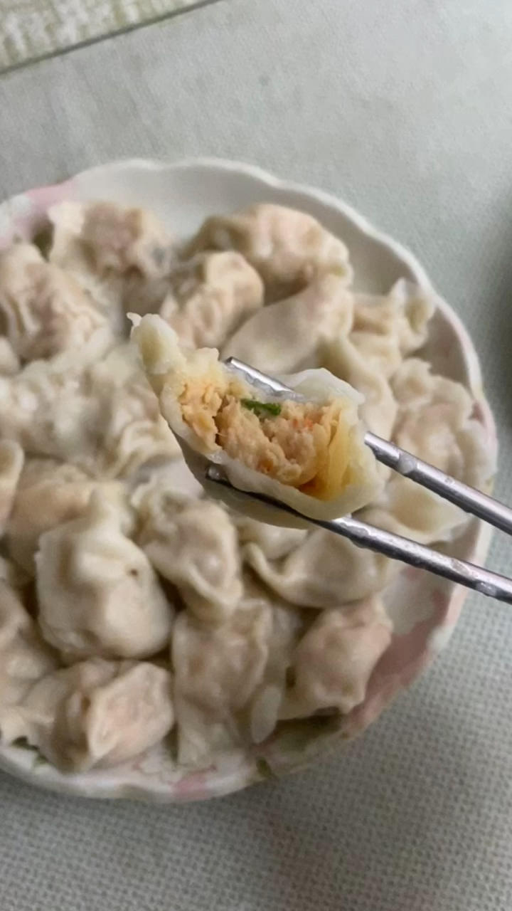 鲜虾仁猪肉馅煮水饺