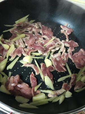 卷心菜炒肉丝的做法 步骤3