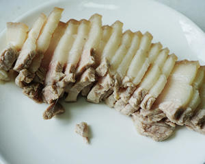 猪肉酸菜炖粉条（汆白肉）的做法 步骤3