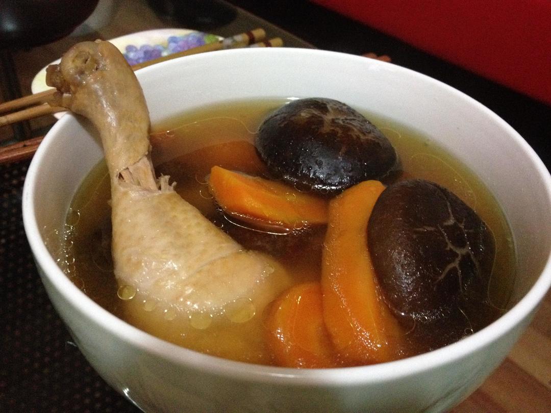 红萝卜鸡腿蘑菇汤的做法