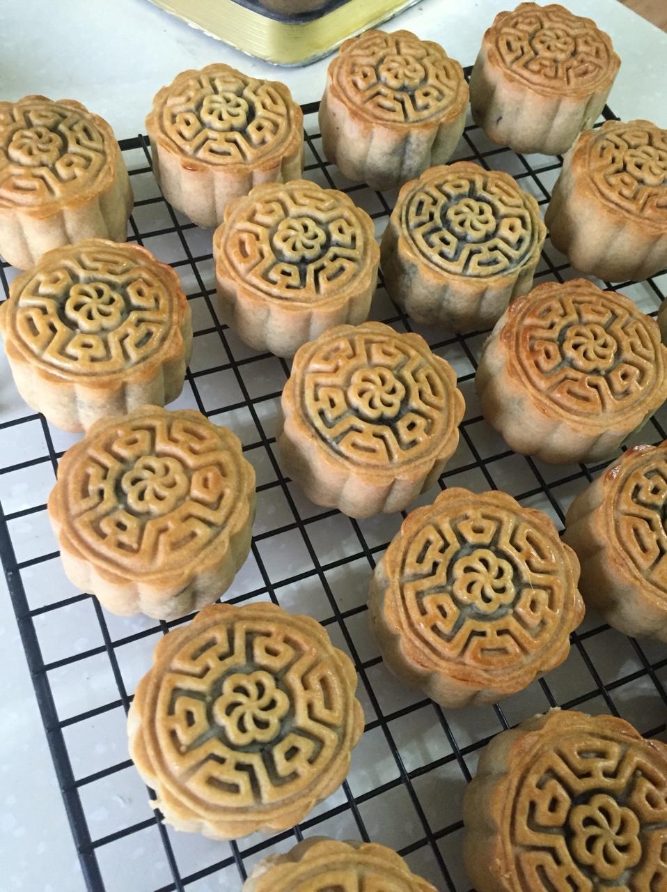 广式月饼—蛋黄芝麻月饼