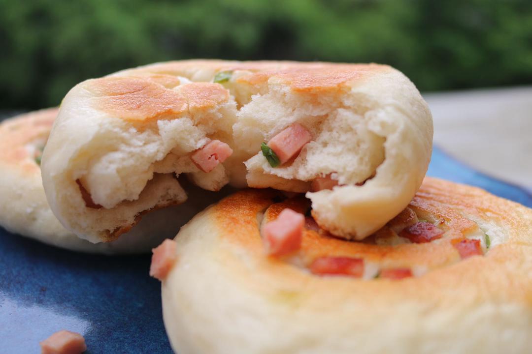 好吃好看简单易学的香葱火腿肠发面小饼