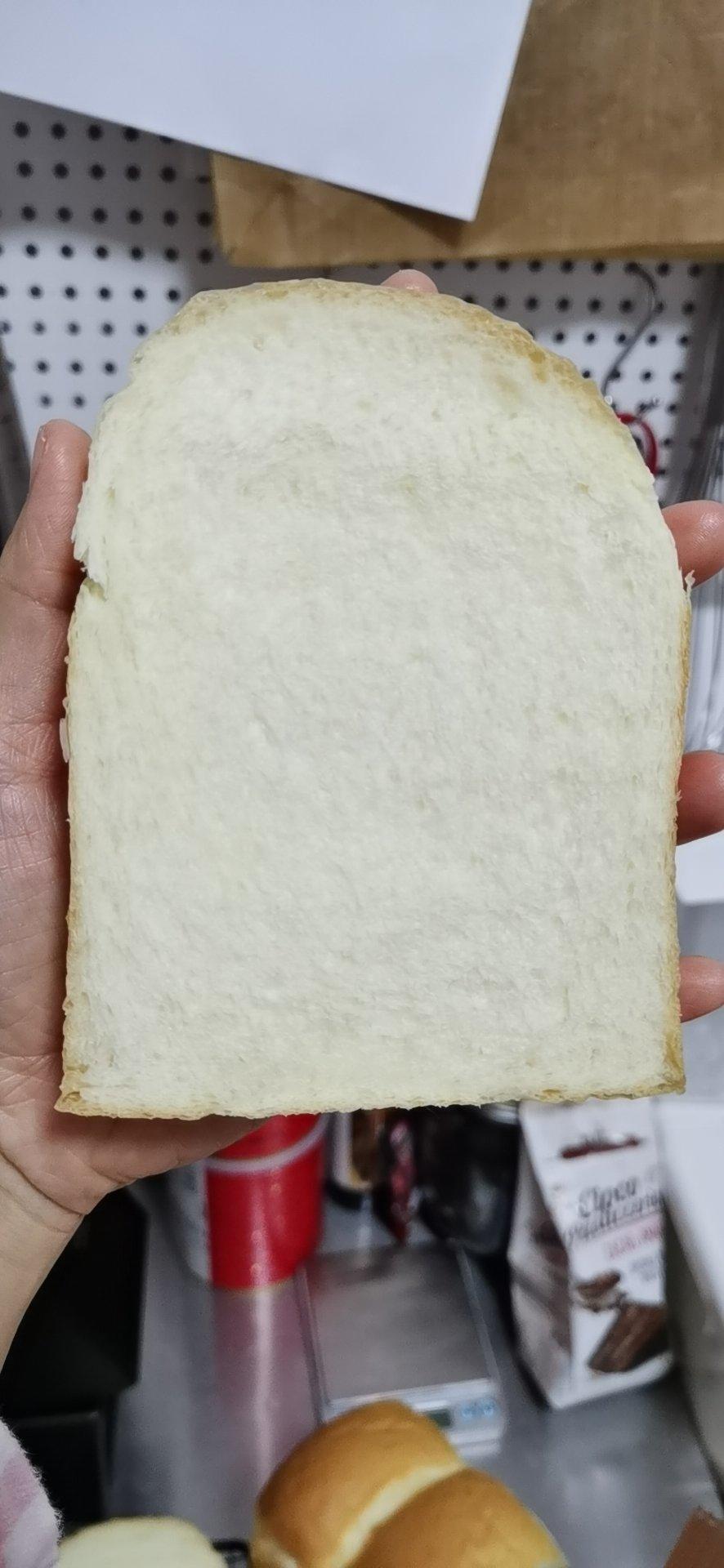 两条超级软的甜甜吐司