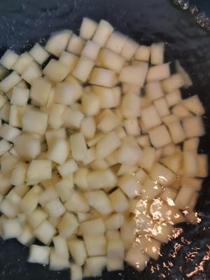 脆哨土豆丁的做法 步骤3