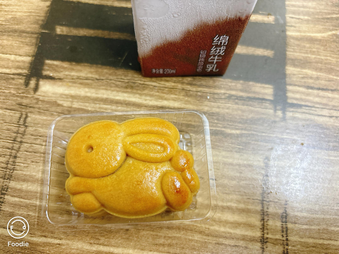 栗蓉蛋黄月饼