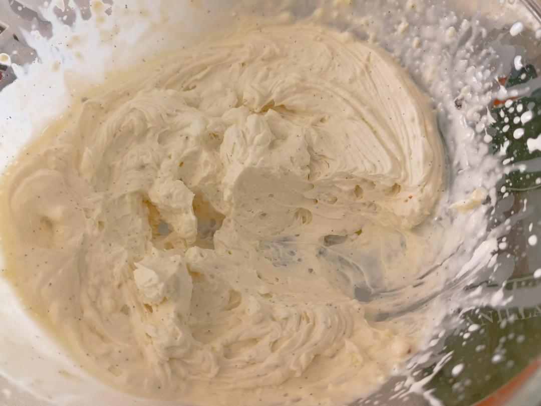 奶油奶酪馅，芝士味浓郁，百搭好吃配蛋糕面包饼干薯片等都可以，简单