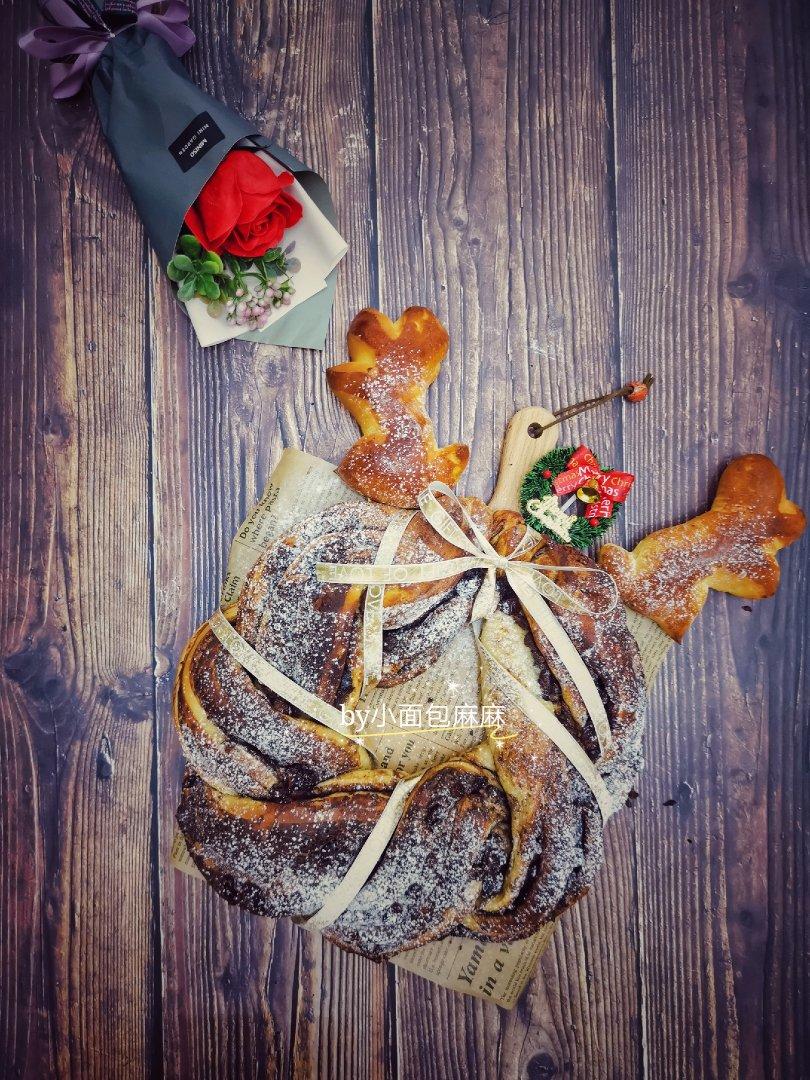 圣诞巧克力坚果麋鹿花环面包