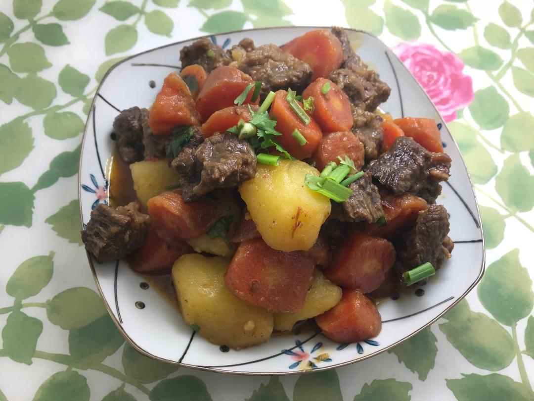 胡萝卜土豆烧牛腩