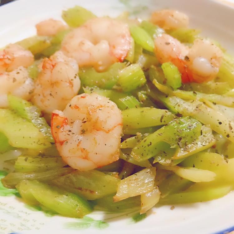 怎样炒出饭店级别的幼嫩西芹（附正确的西芹处理手法）