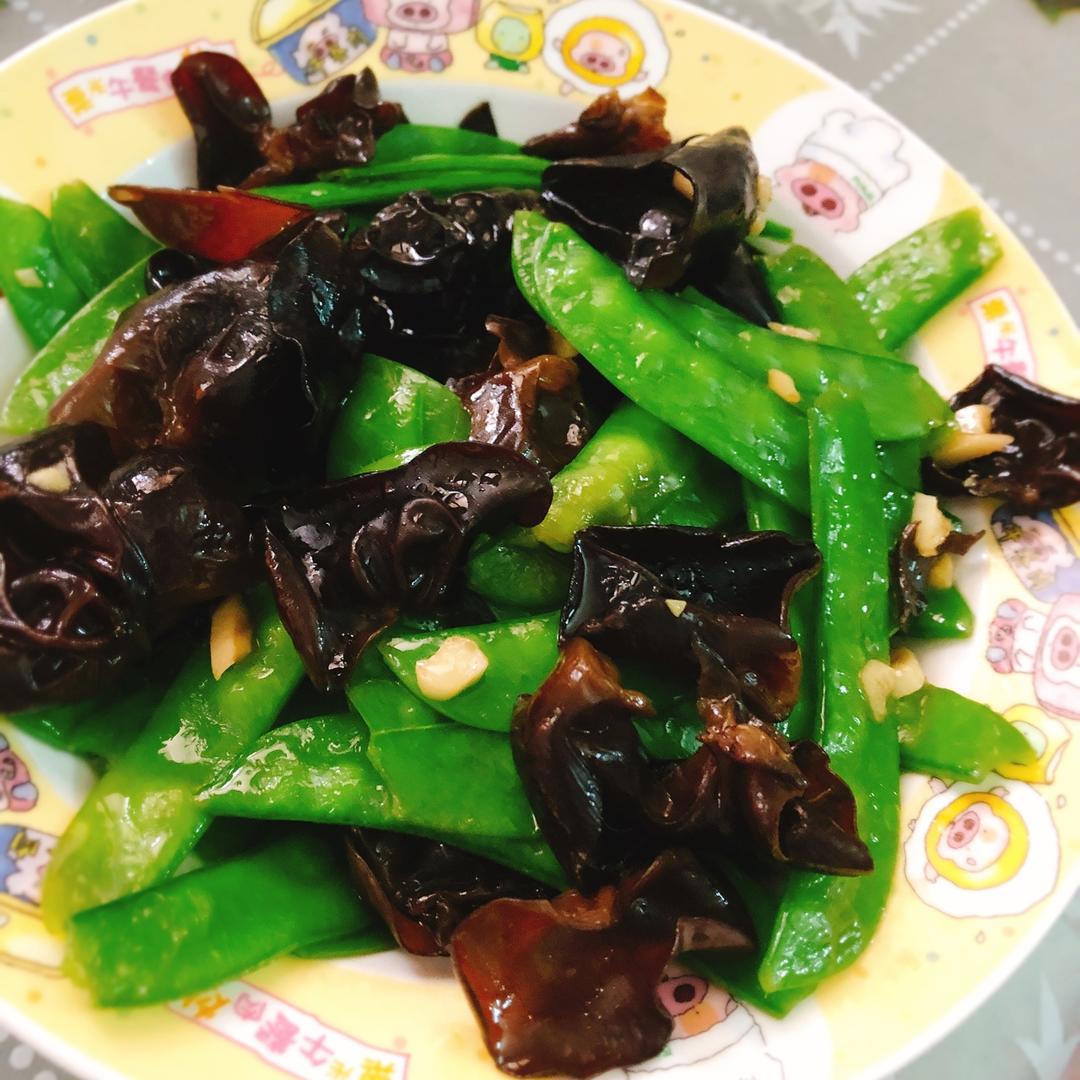 夏莫子做的木耳炒荷兰豆