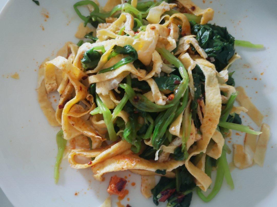 堂妈小厨——鸡蛋皮拌菠菜