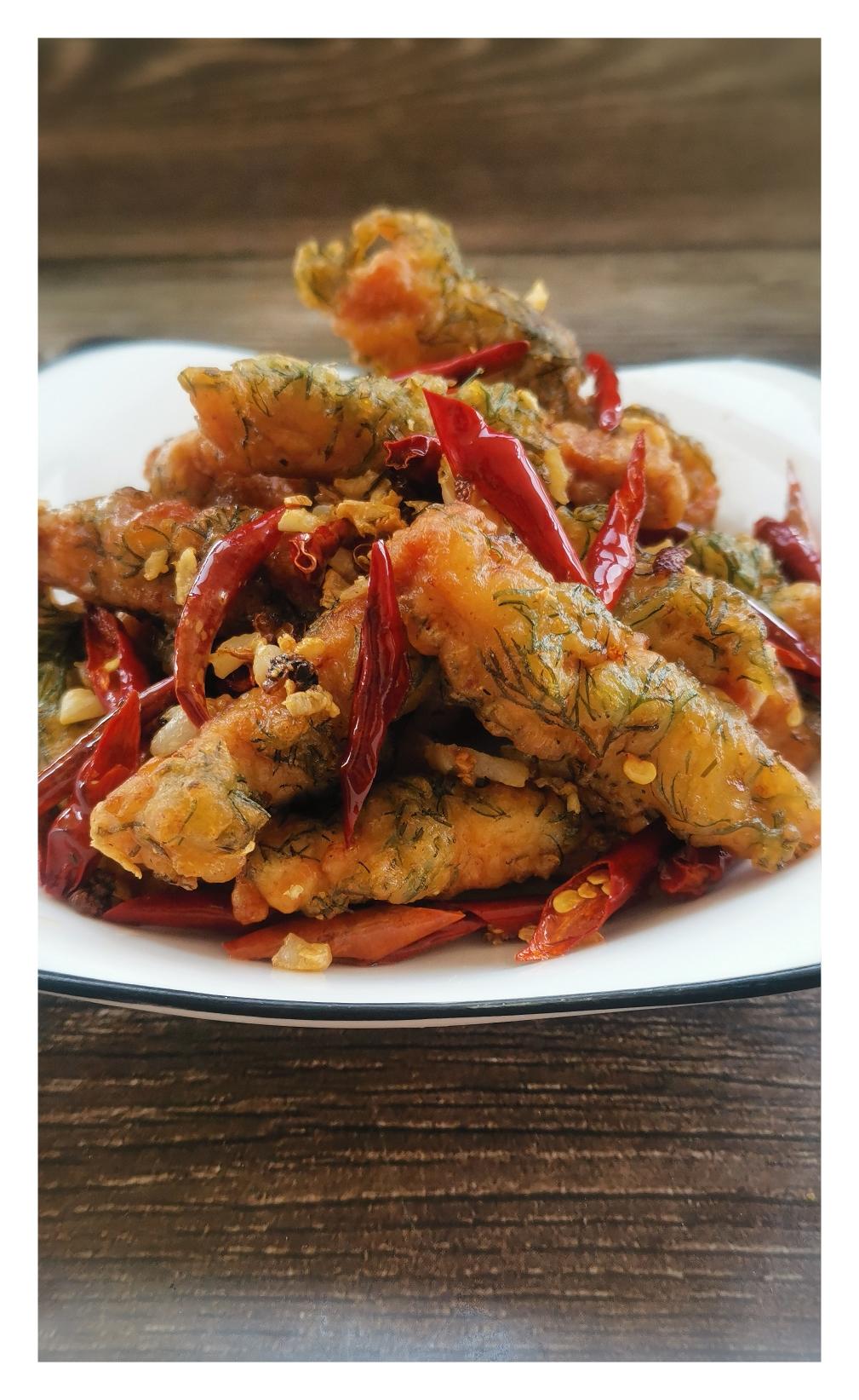 花椒炒香炸好的酥肉回锅翻炒一下0000麻辣香酥就出锅了9099