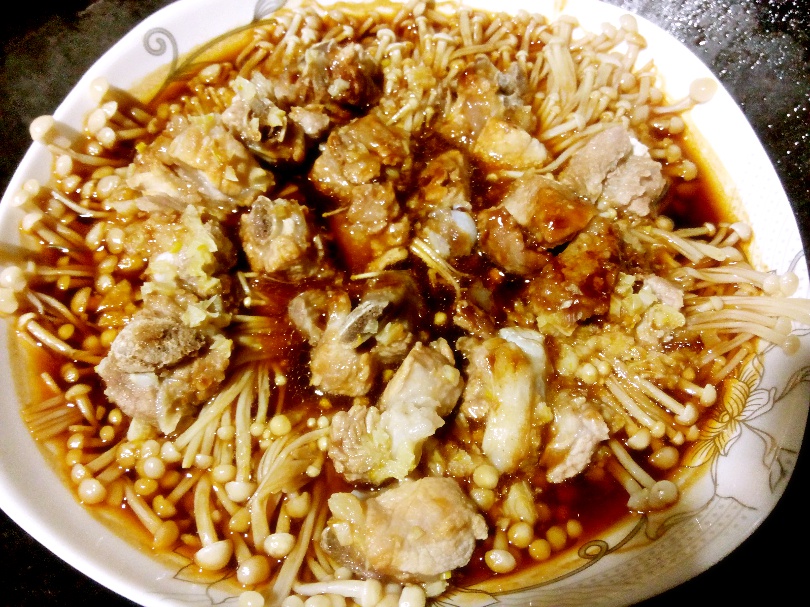 蒜香金针菇蒸排骨