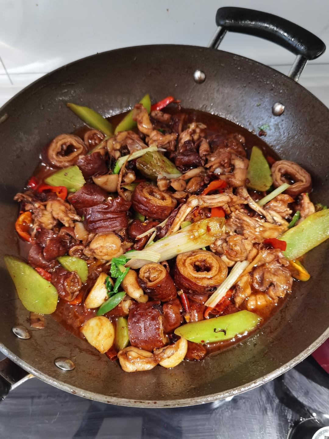 让人爱到不能的肥肠牛蛙锅