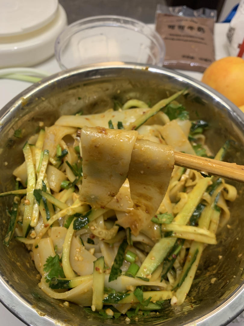 文小uu做的免洗面版凉皮(玉米淀粉 面粉)