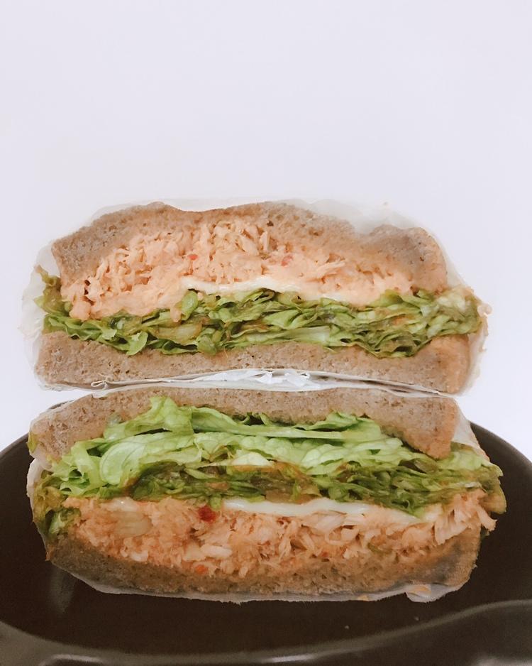 辣白菜金枪鱼三明治