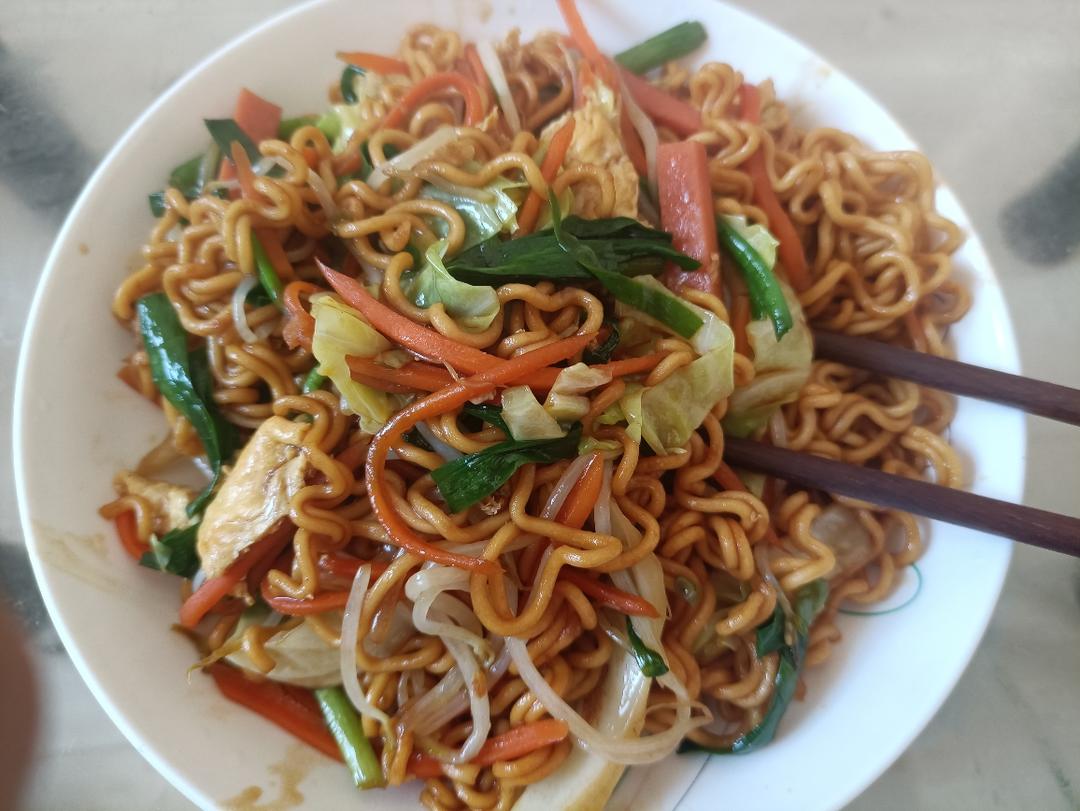 吃完这碗炒方便面朋友叫我去摆摊吧的做法 步骤6