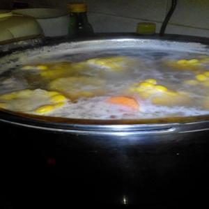 玉米胡萝卜炖猪骨汤的做法 步骤2