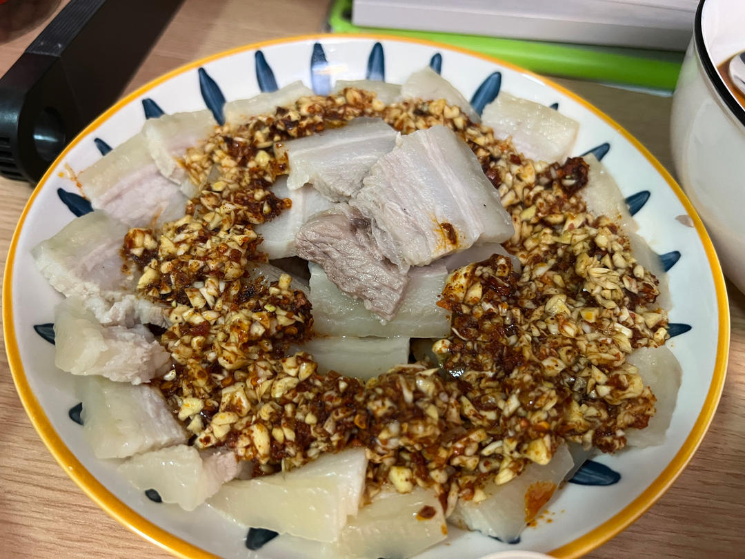 有时候，真的忍不住，搞一盘蒜泥白肉