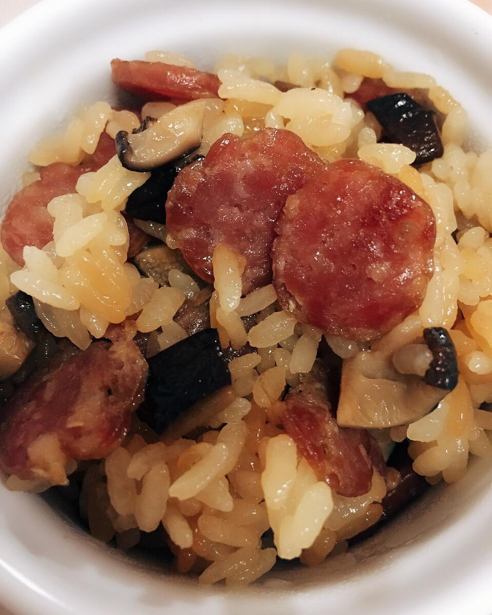 遇见自己哒做的电饭锅版香菇腊肠饭