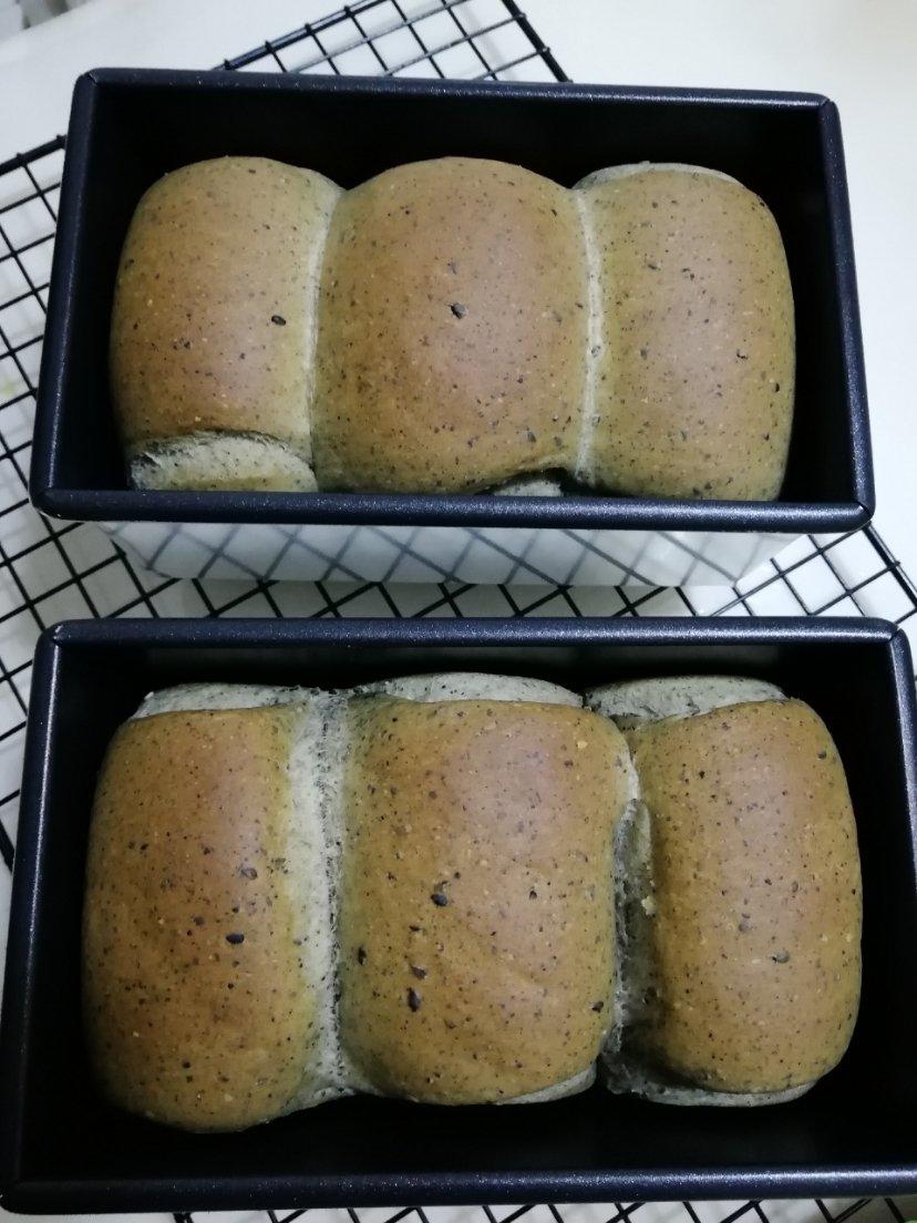 黑芝麻餐包~面包界的黑美人