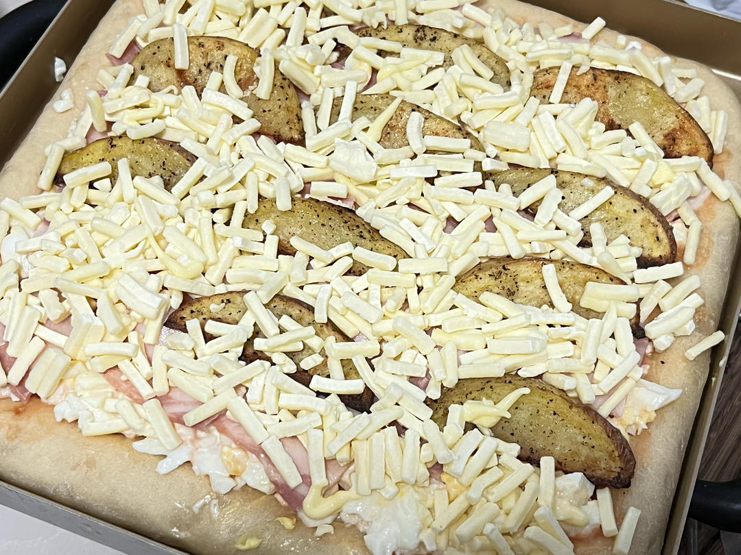 培根薯角鸡蛋沙拉披萨