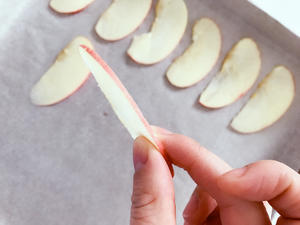 宝宝辅食：好吃又健康的苹果脆片，无添加，成品酥脆香甜，一口咬下去天然的水果焦糖味！18M+的做法 步骤6