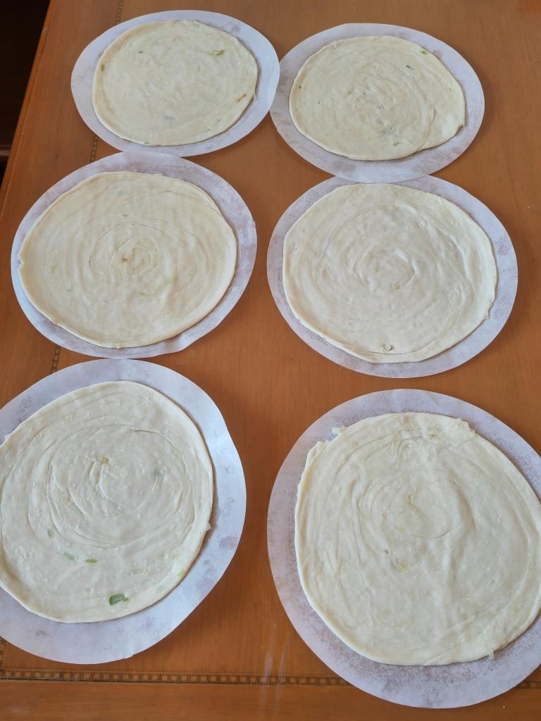 葱香手抓饼皮–纯手工，半烫面法   (很好煎不会粘锅，香酥)