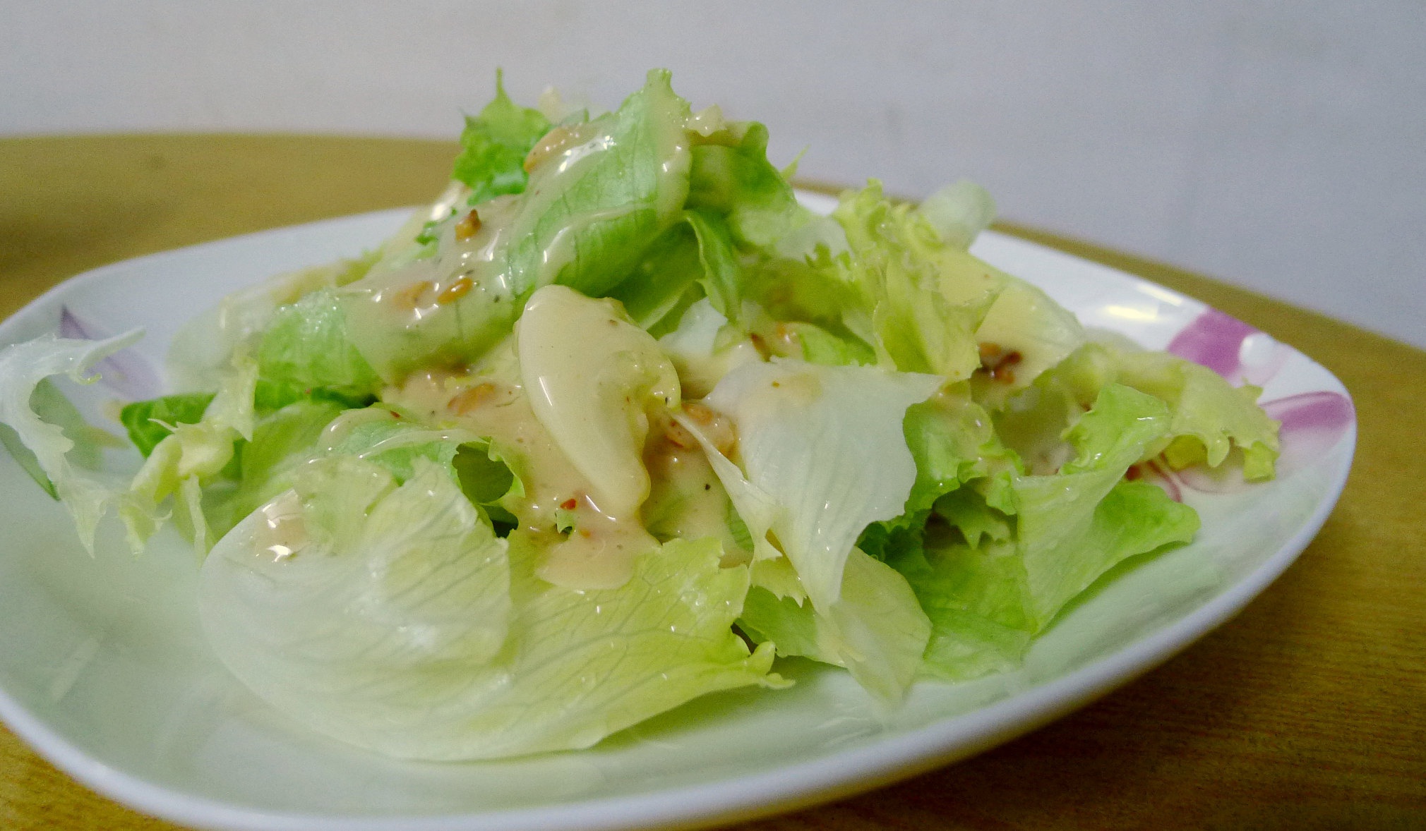 坚果果仁生菜沙拉佐姜香花生酱汁