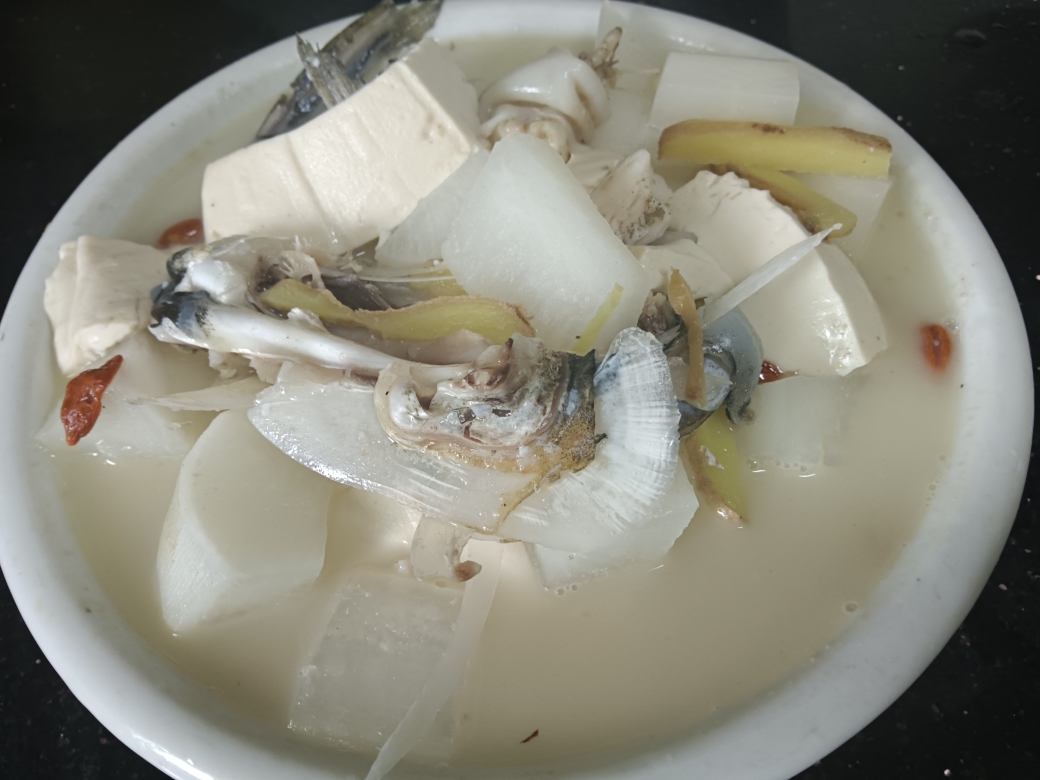 奶白清甜鱼头豆腐汤的做法